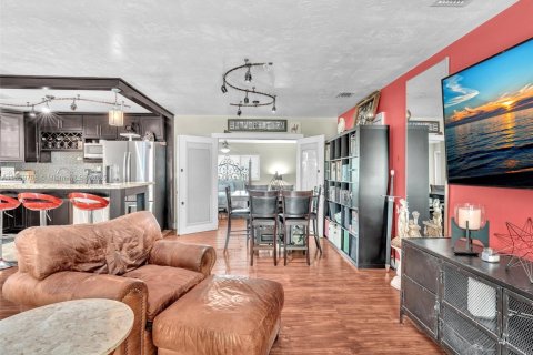 House in Hollywood, Florida 3 bedrooms, 141.03 sq.m. № 1888322 - photo 8