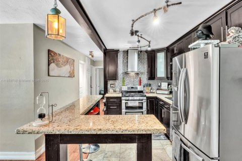 House in Hollywood, Florida 3 bedrooms, 141.03 sq.m. № 1888322 - photo 13