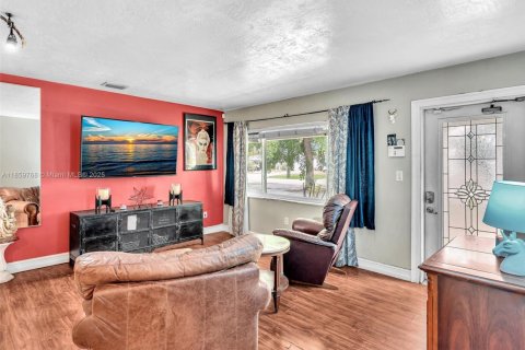House in Hollywood, Florida 3 bedrooms, 141.03 sq.m. № 1888322 - photo 7