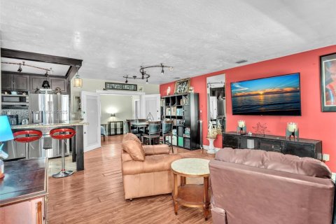 House in Hollywood, Florida 3 bedrooms, 141.03 sq.m. № 1888322 - photo 5