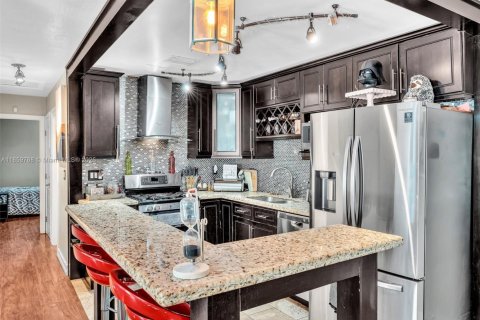 House in Hollywood, Florida 3 bedrooms, 141.03 sq.m. № 1888322 - photo 10