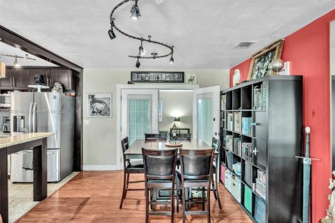House in Hollywood, Florida 3 bedrooms, 141.03 sq.m. № 1888322 - photo 12