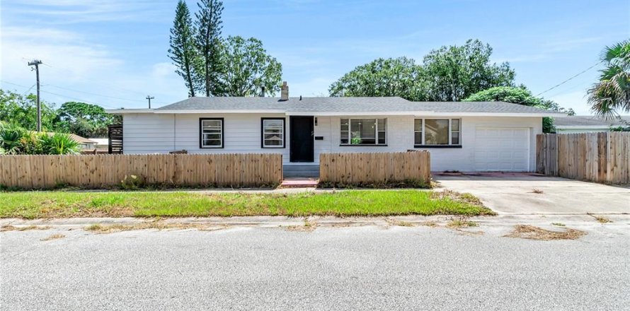House in Titusville, Florida 2 bedrooms, 95.88 sq.m. № 1869540