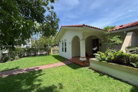 Villa ou maison à louer à Coral Gables, Floride: 3 chambres, 185.8 m2 № 2076353 - photo 2
