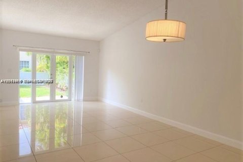 Villa ou maison à louer à Coral Gables, Floride: 3 chambres, 185.8 m2 № 2076353 - photo 3