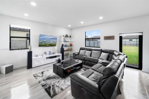 Casa en venta en Miami, Florida, 5 dormitorios, 296.45 m2 № 1922709 - foto 8