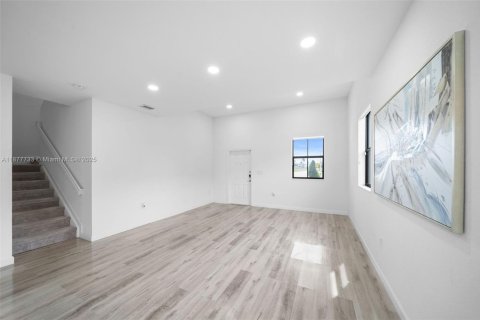 Casa en venta en Miami, Florida, 5 dormitorios, 296.45 m2 № 1922709 - foto 5