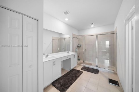 Casa en venta en Miami, Florida, 5 dormitorios, 296.45 m2 № 1922709 - foto 25