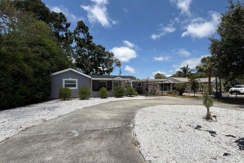 House in Saint Petersburg, Florida 4 bedrooms, 116.03 sq.m. № 1740764 - photo 2