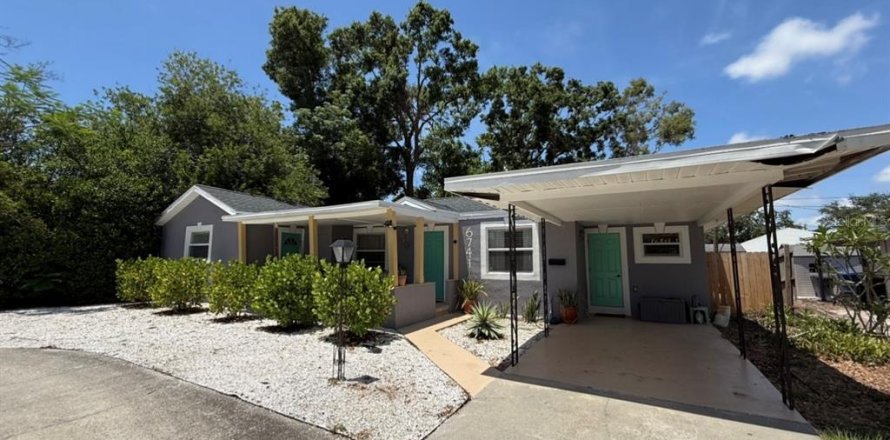 House in Saint Petersburg, Florida 4 bedrooms, 116.03 sq.m. № 1740764