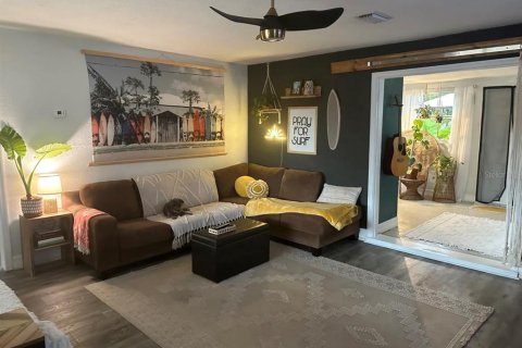 House in Saint Petersburg, Florida 4 bedrooms, 116.03 sq.m. № 1740764 - photo 6