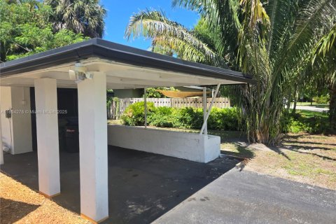 House in Wilton Manors, Florida 3 bedrooms, 140.84 sq.m. № 1872354 - photo 5