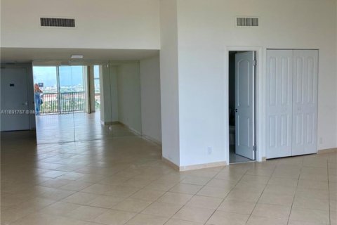 Купить кондоминиум в Авентура, Флорида 2 спальни, 107.49м2, № 1957836 - фото 9