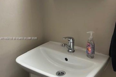 Adosado en venta en Miami, Florida, 2 dormitorios, 107.02 m2 № 1875740 - foto 15