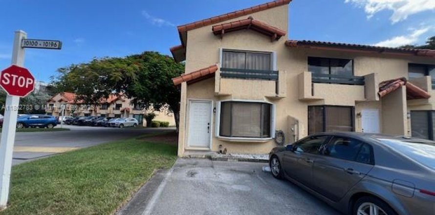 Adosado en Miami, Florida 2 dormitorios, 107.02 m2 № 1875740