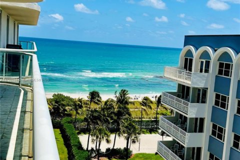 Copropriété à vendre à Surfside, Floride: 2 chambres, 137.5 m2 № 1935564 - photo 10