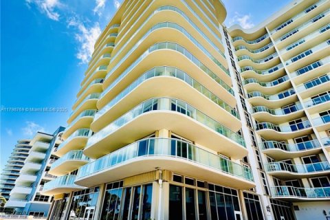 Copropriété à vendre à Surfside, Floride: 2 chambres, 137.5 m2 № 1935564 - photo 2