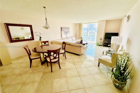 Copropriété à vendre à Surfside, Floride: 2 chambres, 137.5 m2 № 1935564 - photo 17