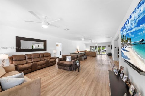 Casa en venta en Miami Beach, Florida, 4 dormitorios, 197.6 m2 № 1965015 - foto 19