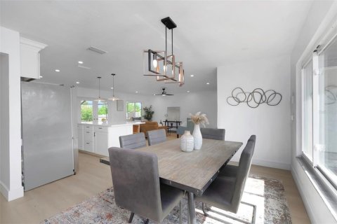 House in Apollo Beach, Florida 3 bedrooms, 136.94 sq.m. № 1742919 - photo 8