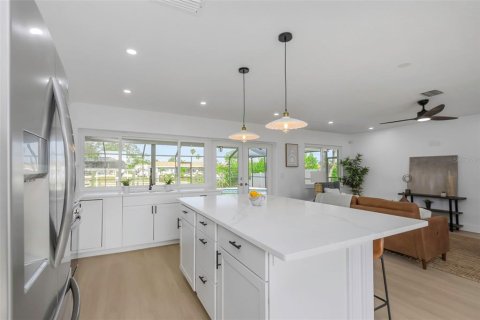 House in Apollo Beach, Florida 3 bedrooms, 136.94 sq.m. № 1742919 - photo 16