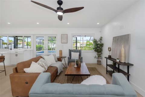 House in Apollo Beach, Florida 3 bedrooms, 136.94 sq.m. № 1742919 - photo 29