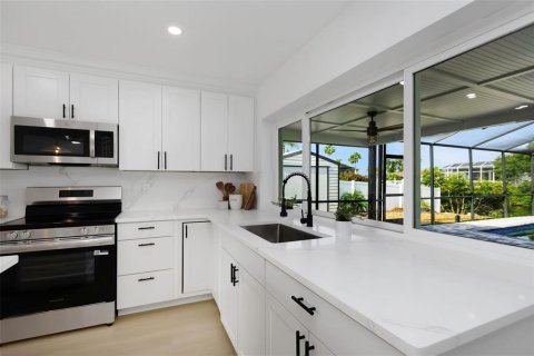 House in Apollo Beach, Florida 3 bedrooms, 136.94 sq.m. № 1742919 - photo 13