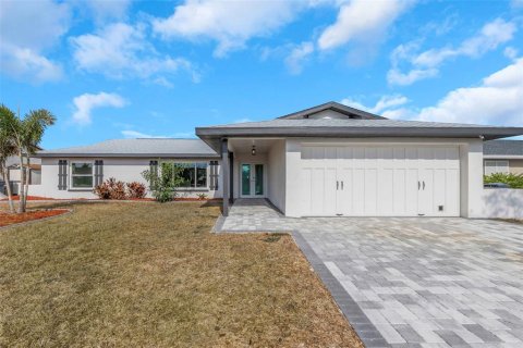 House in Apollo Beach, Florida 3 bedrooms, 136.94 sq.m. № 1742919 - photo 1