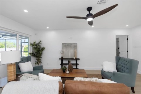 House in Apollo Beach, Florida 3 bedrooms, 136.94 sq.m. № 1742919 - photo 27