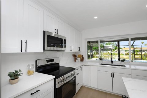 House in Apollo Beach, Florida 3 bedrooms, 136.94 sq.m. № 1742919 - photo 15