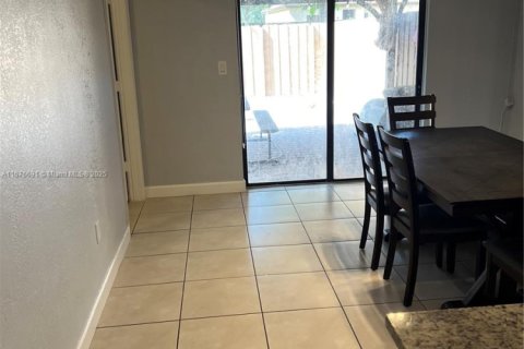 Townhouse in Homestead, Florida 3 bedrooms, 153.29 sq.m. № 1861007 - photo 11