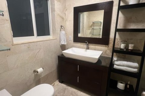 House in Hollywood, Florida 3 bedrooms, 188.68 sq.m. № 2082636 - photo 13