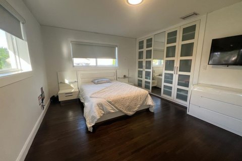 House in Hollywood, Florida 3 bedrooms, 188.68 sq.m. № 2082636 - photo 22