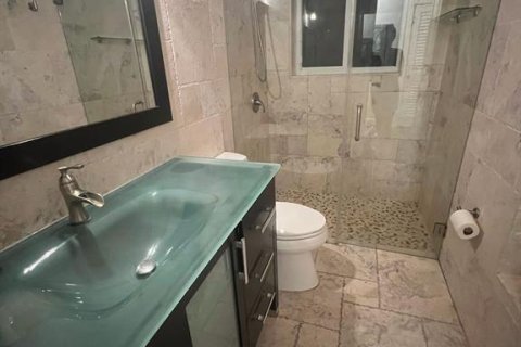 House in Hollywood, Florida 3 bedrooms, 188.68 sq.m. № 2082636 - photo 14