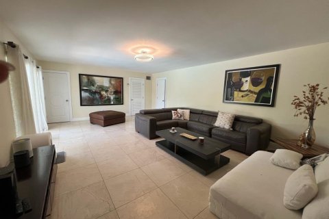 House in Hollywood, Florida 3 bedrooms, 188.68 sq.m. № 2082636 - photo 11