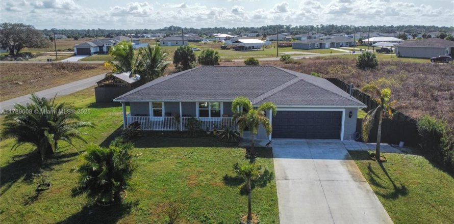 House in LaBelle, Florida 3 bedrooms, 139.54 sq.m. № 1864583