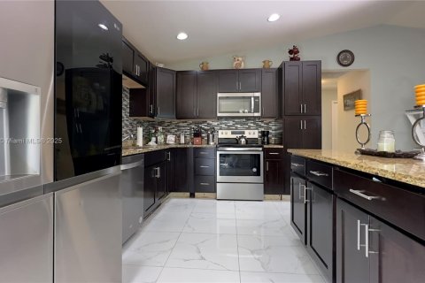 House in LaBelle, Florida 3 bedrooms, 139.54 sq.m. № 1864583 - photo 19