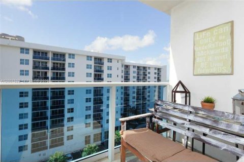 Copropriété à vendre à North Bay Village, Floride: 1 chambre, 76.64 m2 № 2170842 - photo 2
