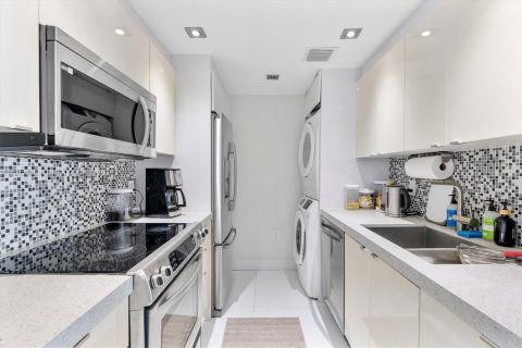 Condo in Bal Harbour, Florida, 2 bedrooms  № 2016924 - photo 10