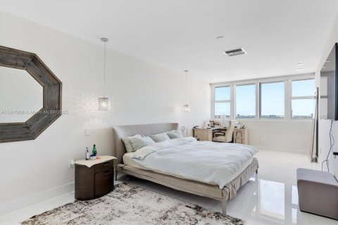 Condo in Bal Harbour, Florida, 2 bedrooms  № 2016924 - photo 13