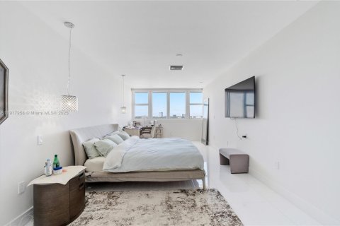 Condo in Bal Harbour, Florida, 2 bedrooms  № 2016924 - photo 14