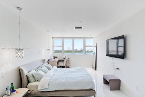 Condo in Bal Harbour, Florida, 2 bedrooms  № 2016924 - photo 15
