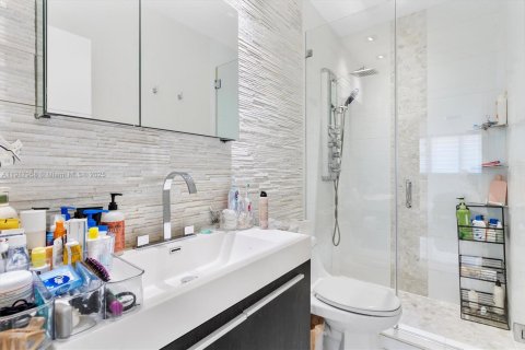 Condo in Bal Harbour, Florida, 2 bedrooms  № 2016924 - photo 16