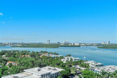 Condo in Bal Harbour, Florida, 2 bedrooms  № 2016924 - photo 25