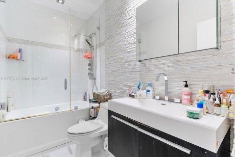 Condo in Bal Harbour, Florida, 2 bedrooms  № 2016924 - photo 20