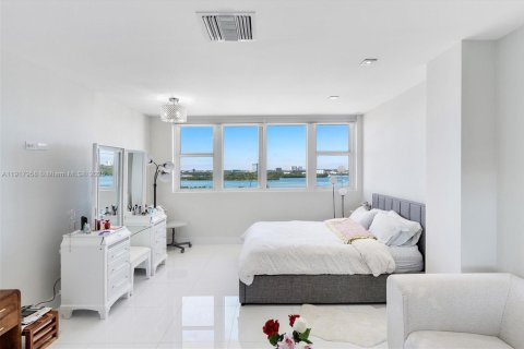 Condo in Bal Harbour, Florida, 2 bedrooms  № 2016924 - photo 17