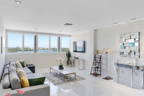 Condo in Bal Harbour, Florida, 2 bedrooms  № 2016924 - photo 4