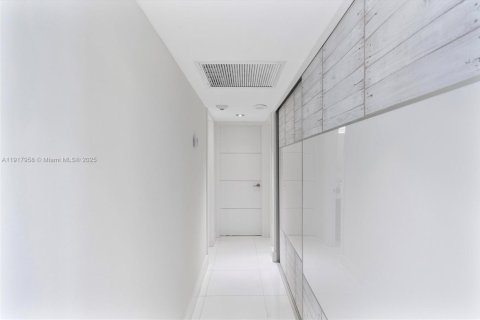 Condo in Bal Harbour, Florida, 2 bedrooms  № 2016924 - photo 22