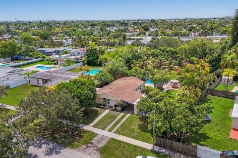 House in Cutler Bay, Florida 4 bedrooms, 134.06 sq.m. № 2278492 - photo 19