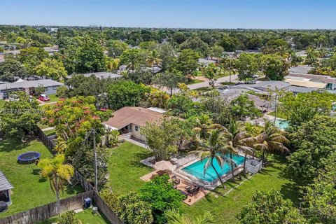 House in Cutler Bay, Florida 4 bedrooms, 134.06 sq.m. № 2278492 - photo 20
